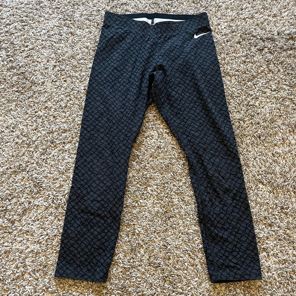 Nike Women’s Black and Gray Geometric 3/4 Length Leggings